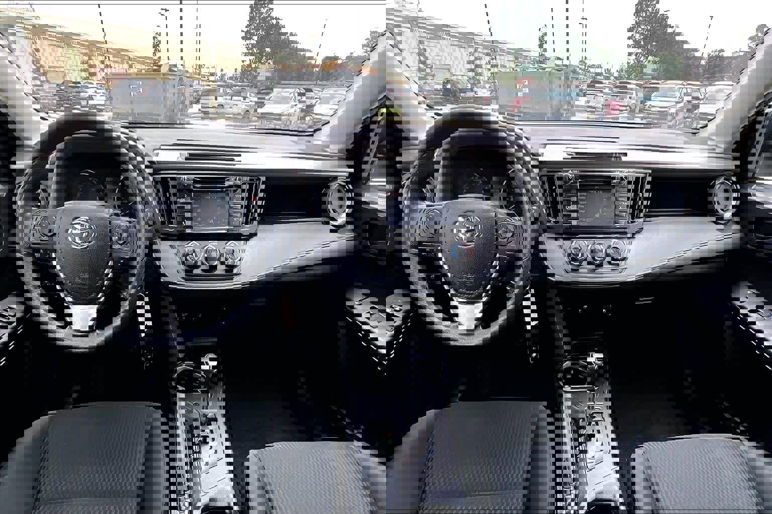 Used 2018 Toyota RAV4 LE FWD image 15