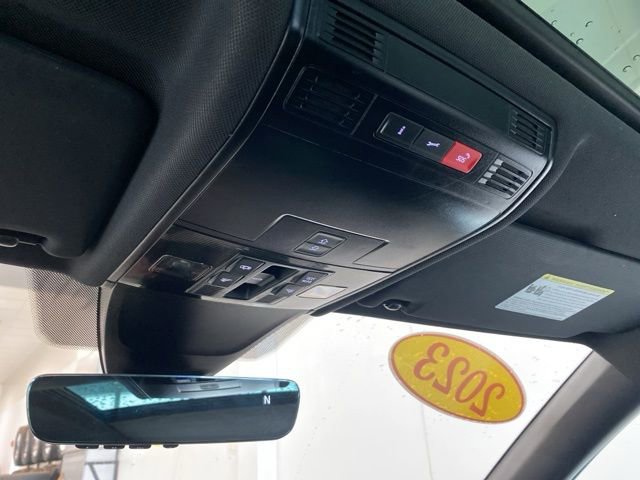 Used 2023 Volkswagen Tiguan SE R-Line image 21