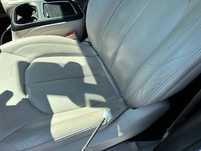 Used 2021 Chrysler Pacifica Touring-L FWD image 39