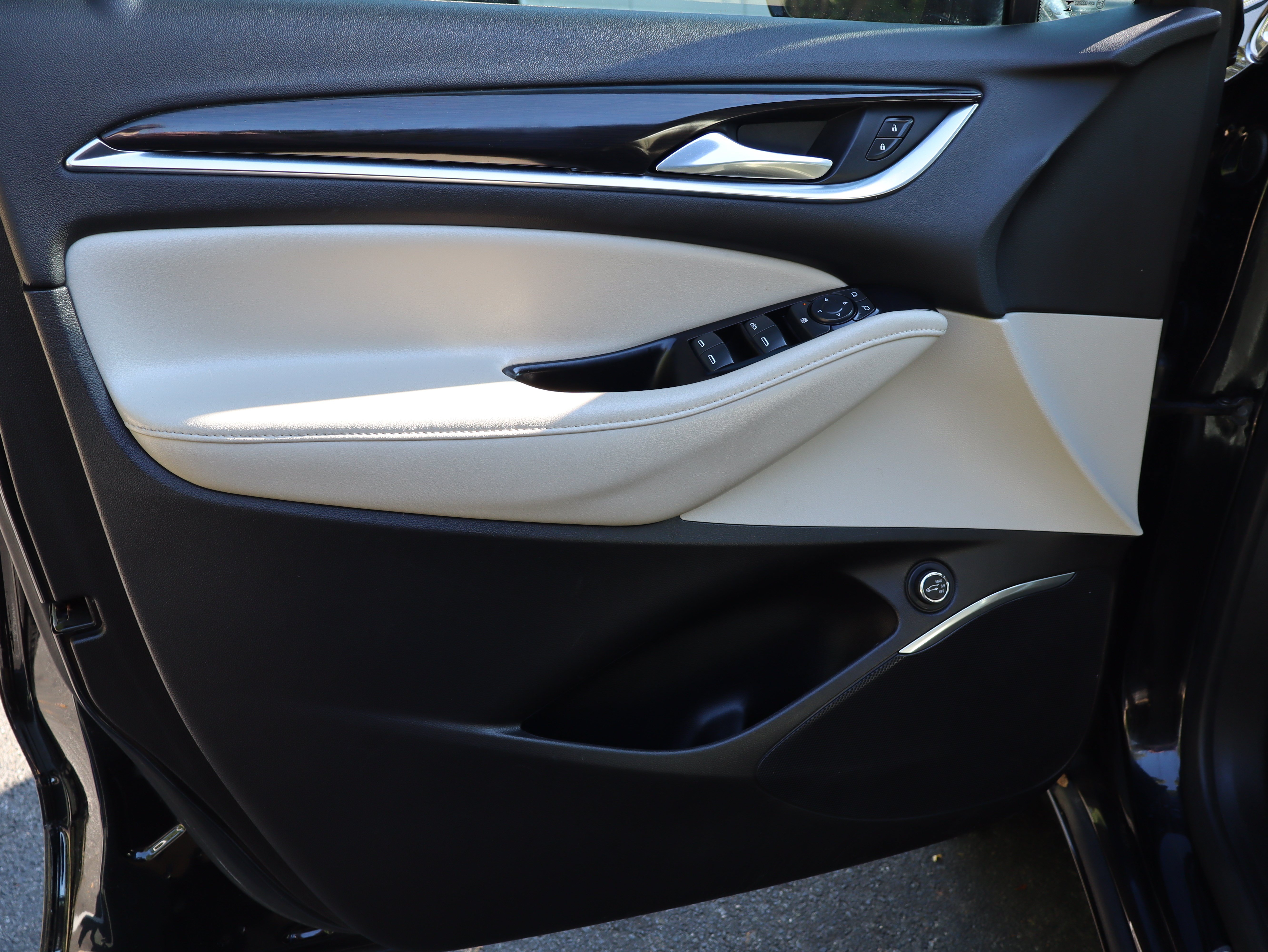 Used 2019 Buick Enclave Essence FWD image 19
