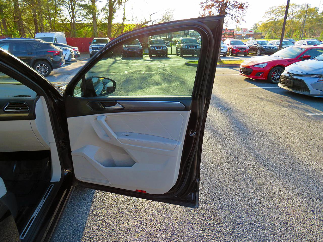 Used 2023 Volkswagen Tiguan SE R-Line FWD image 24