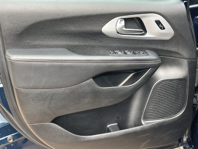 Used 2025 Chrysler Pacifica Limited FWD image 18