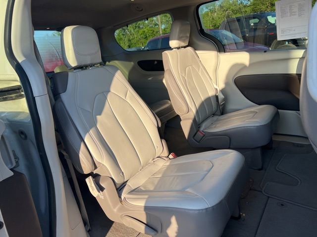 Used 2017 Chrysler Pacifica Touring-L w/ Tire & Wheel Group FWD image 14