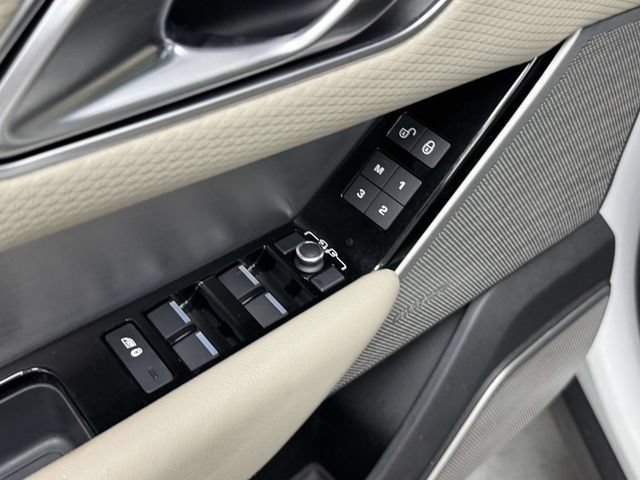 Used 2019 Land Rover Range Rover Velar R-Dynamic SE AWD/4WD image 32