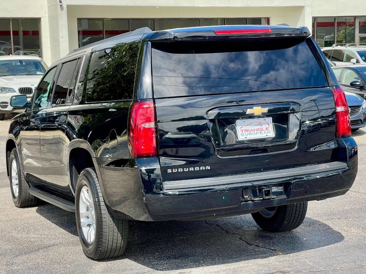 Used 2018 Chevrolet Suburban LT image 3