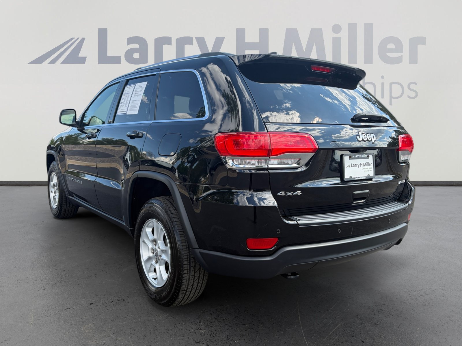 Used 2017 Jeep Grand Cherokee Laredo w/ Quick Order Package 23E AWD/4WD image 3