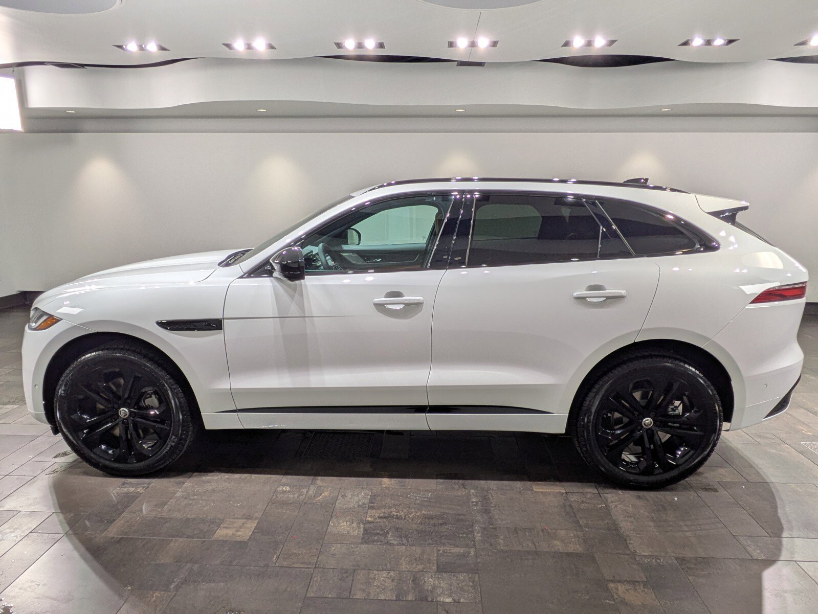 New 2026 Jaguar F-PACE R-Dynamic S image 2
