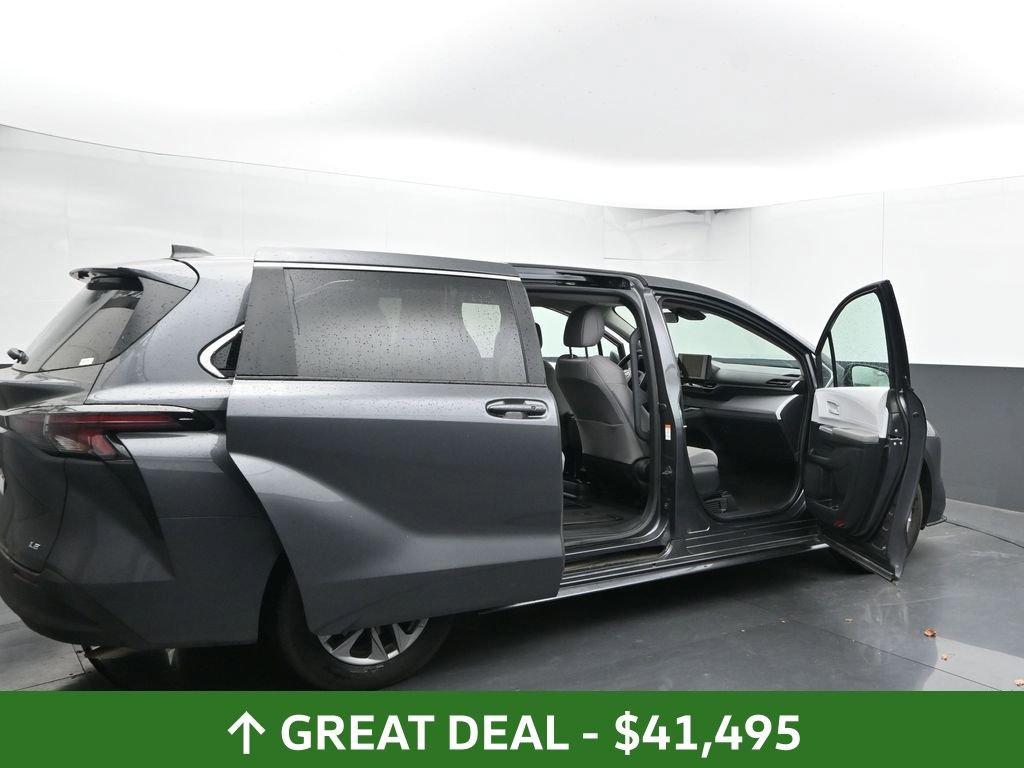 Used 2025 Toyota Sienna LE image 57