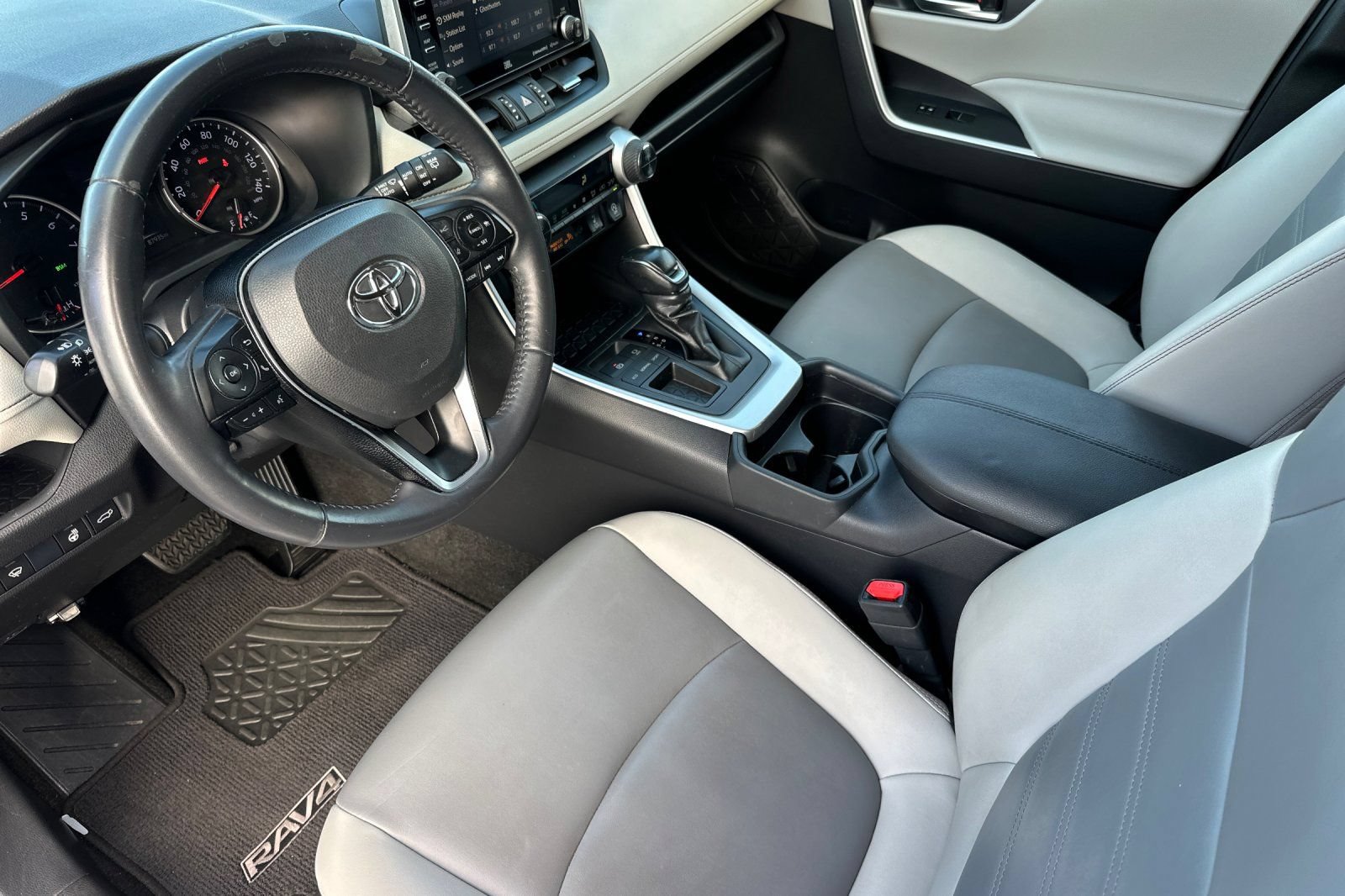 Used 2020 Toyota RAV4 XLE Premium FWD image 10