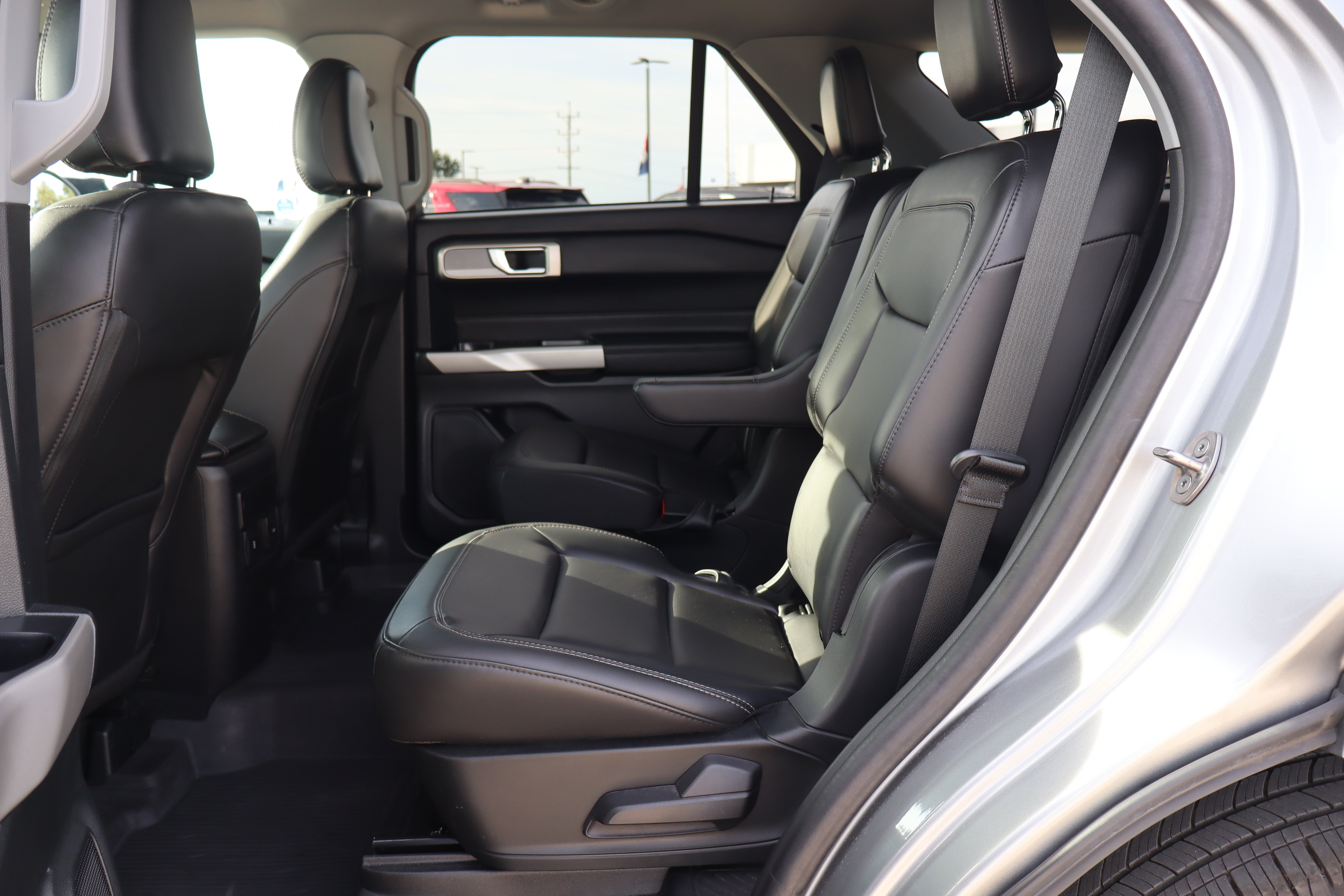 Used 2024 Ford Explorer XLT w/ Equipment Group 202A AWD/4WD image 11