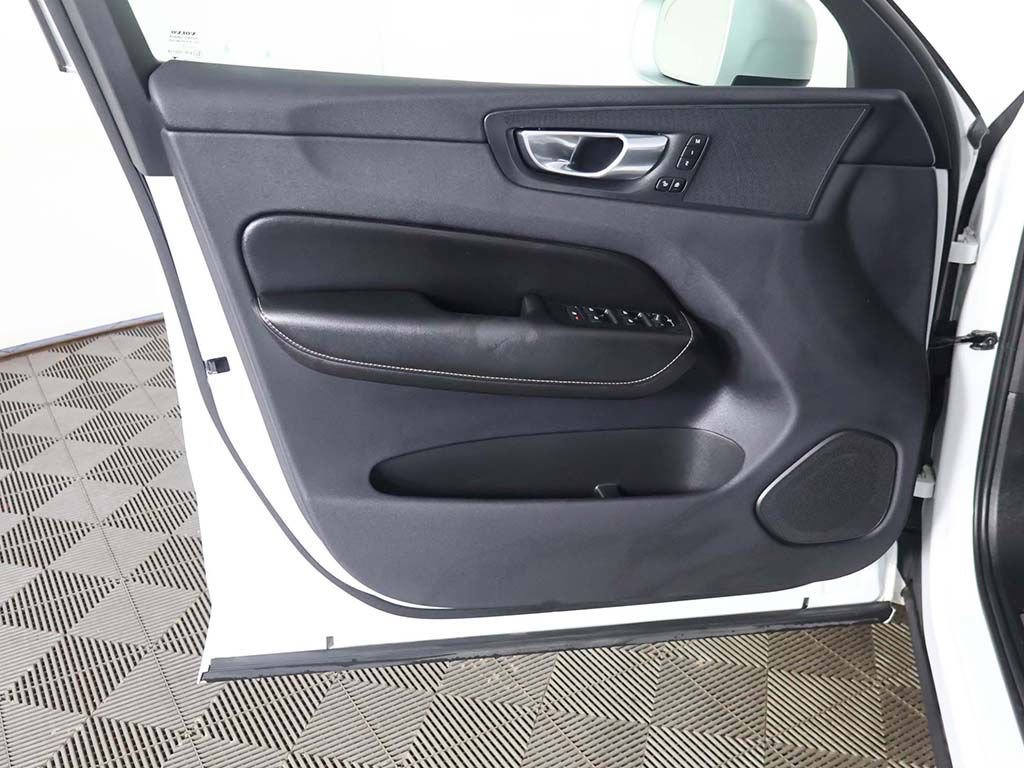 Used 2018 Volvo XC60 T6 R-Design w/ Vision Package image 26