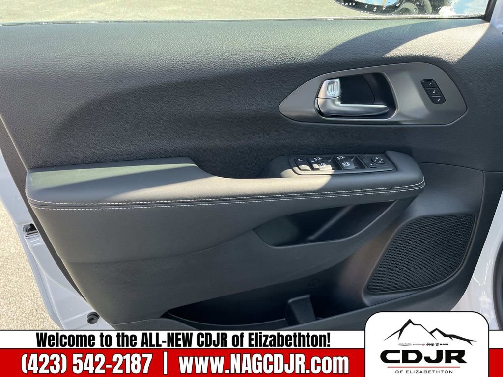 New 2026 Chrysler Pacifica Select image 19