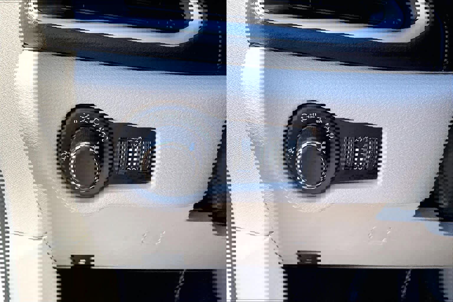 Used 2024 Chrysler Voyager LX image 34