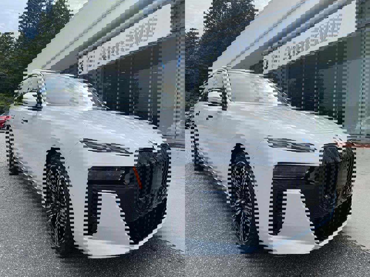 Used 2025 BMW i7 xDrive60 image 1