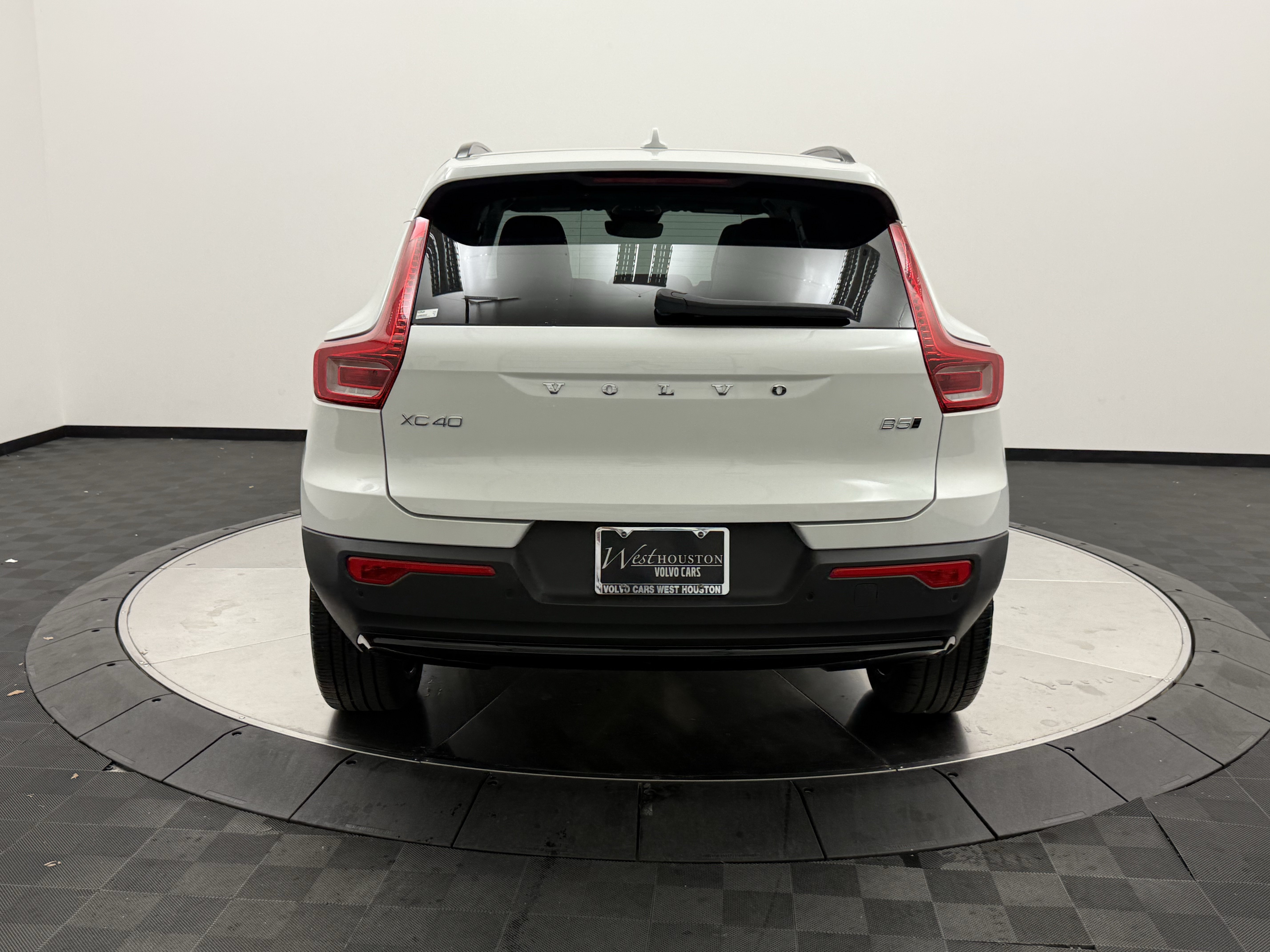 Certified 2025 Volvo XC40 B5 Ultra AWD/4WD image 6