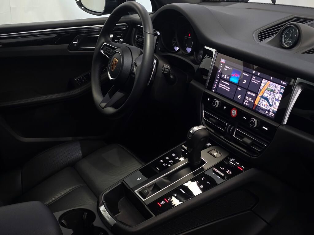 Certified 2025 Porsche Macan image 29