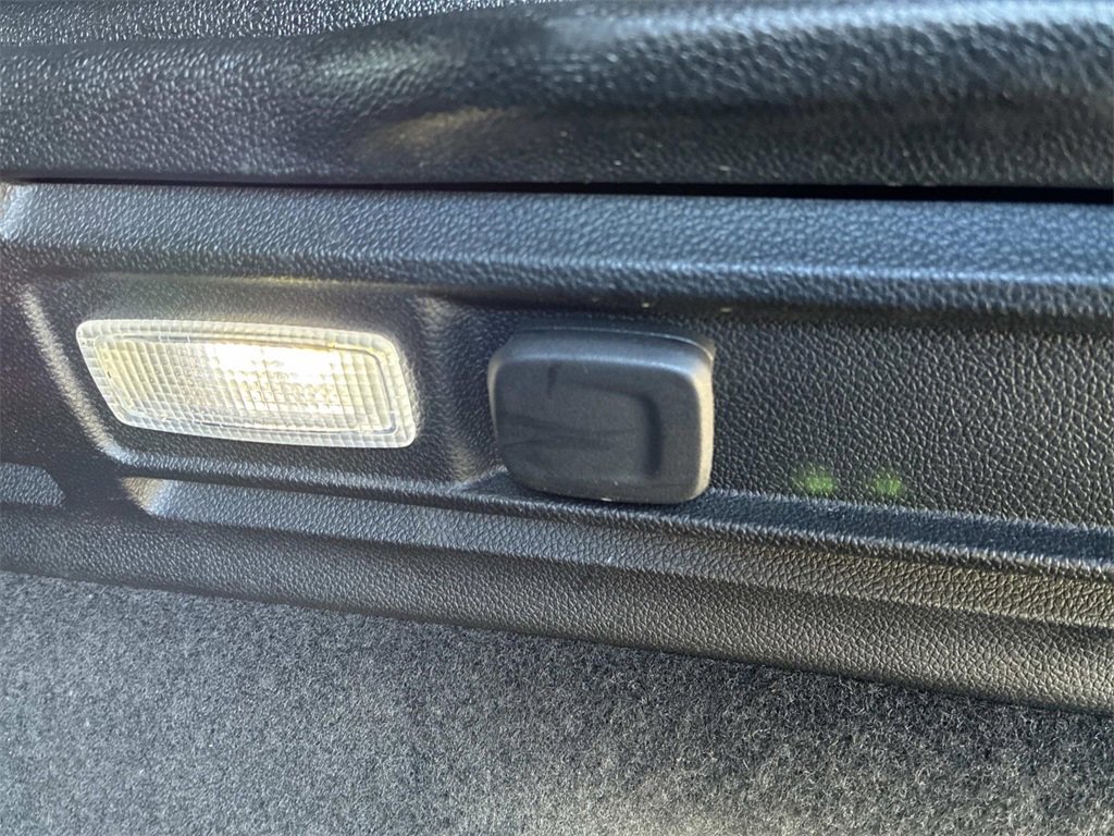 Used 2023 Cadillac XT4 Premium Luxury image 16