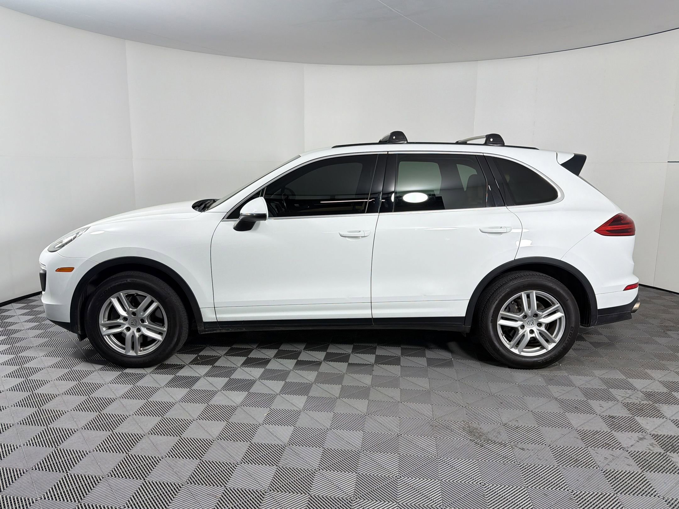 Used 2016 Porsche Cayenne AWD/4WD image 2