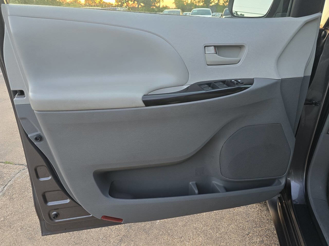 Used 2012 Toyota Sienna LE FWD image 11