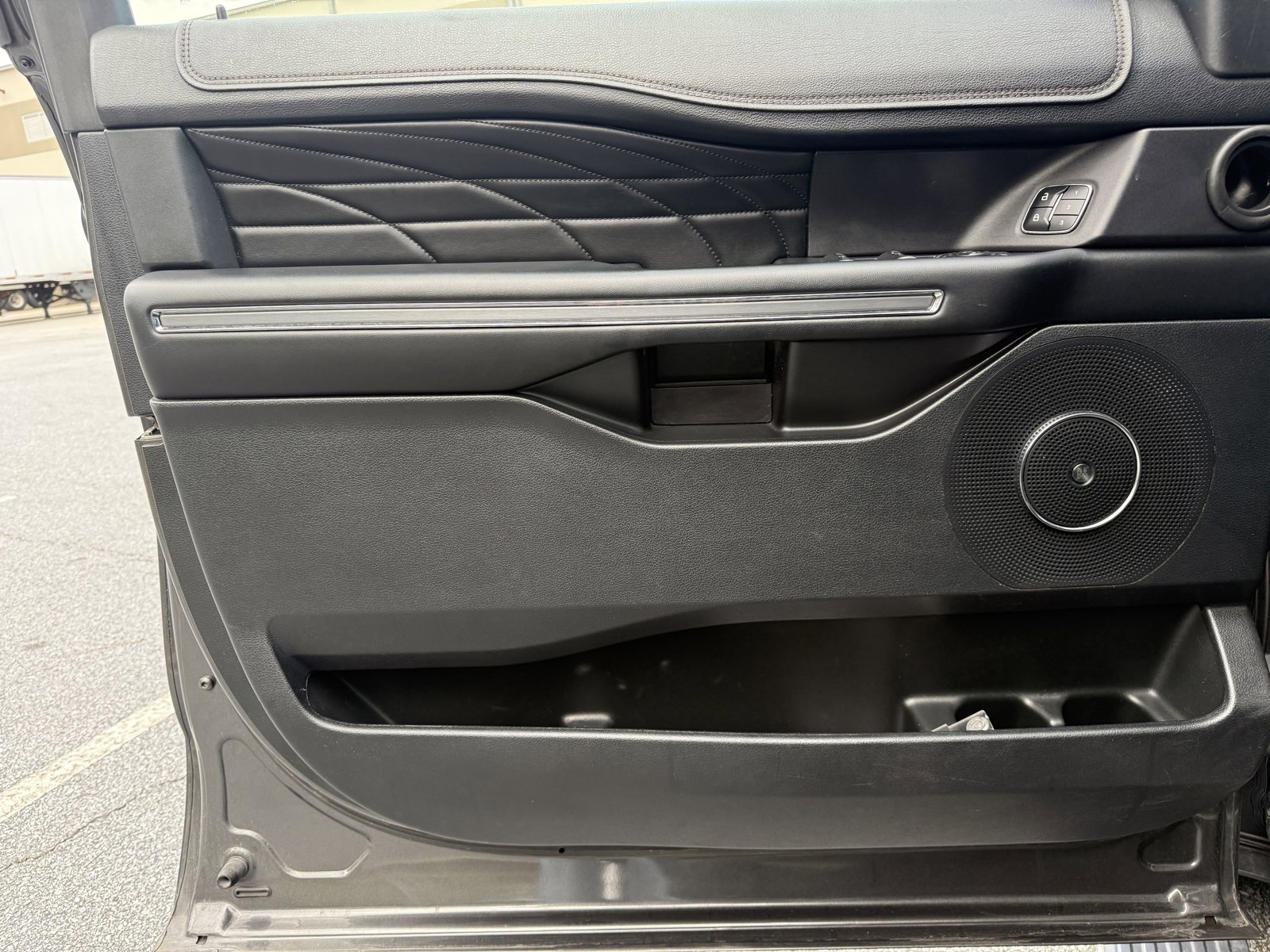 Used 2018 Ford Expedition Platinum image 40