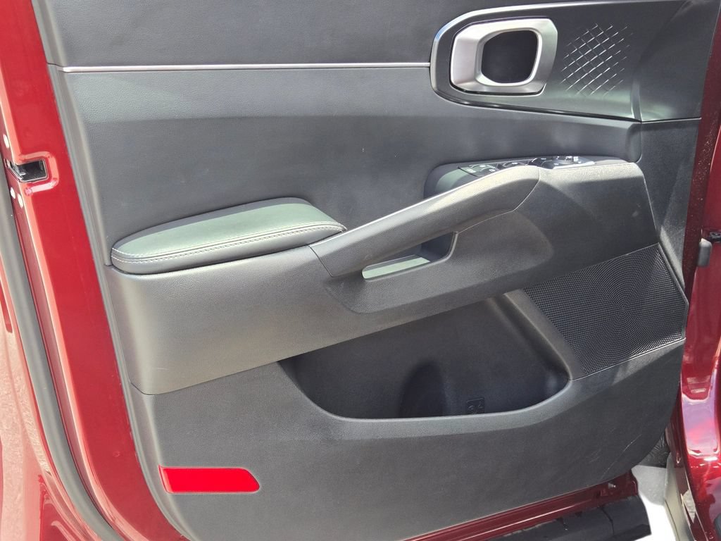 Certified 2025 Kia Sorento LX FWD image 15