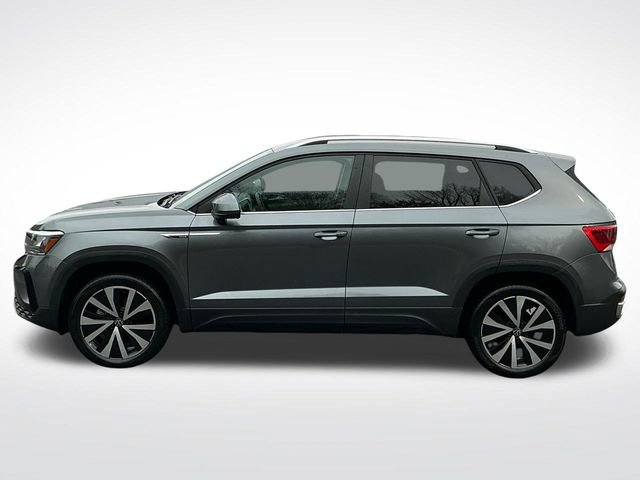 Used 2024 Volkswagen Taos SE image 3