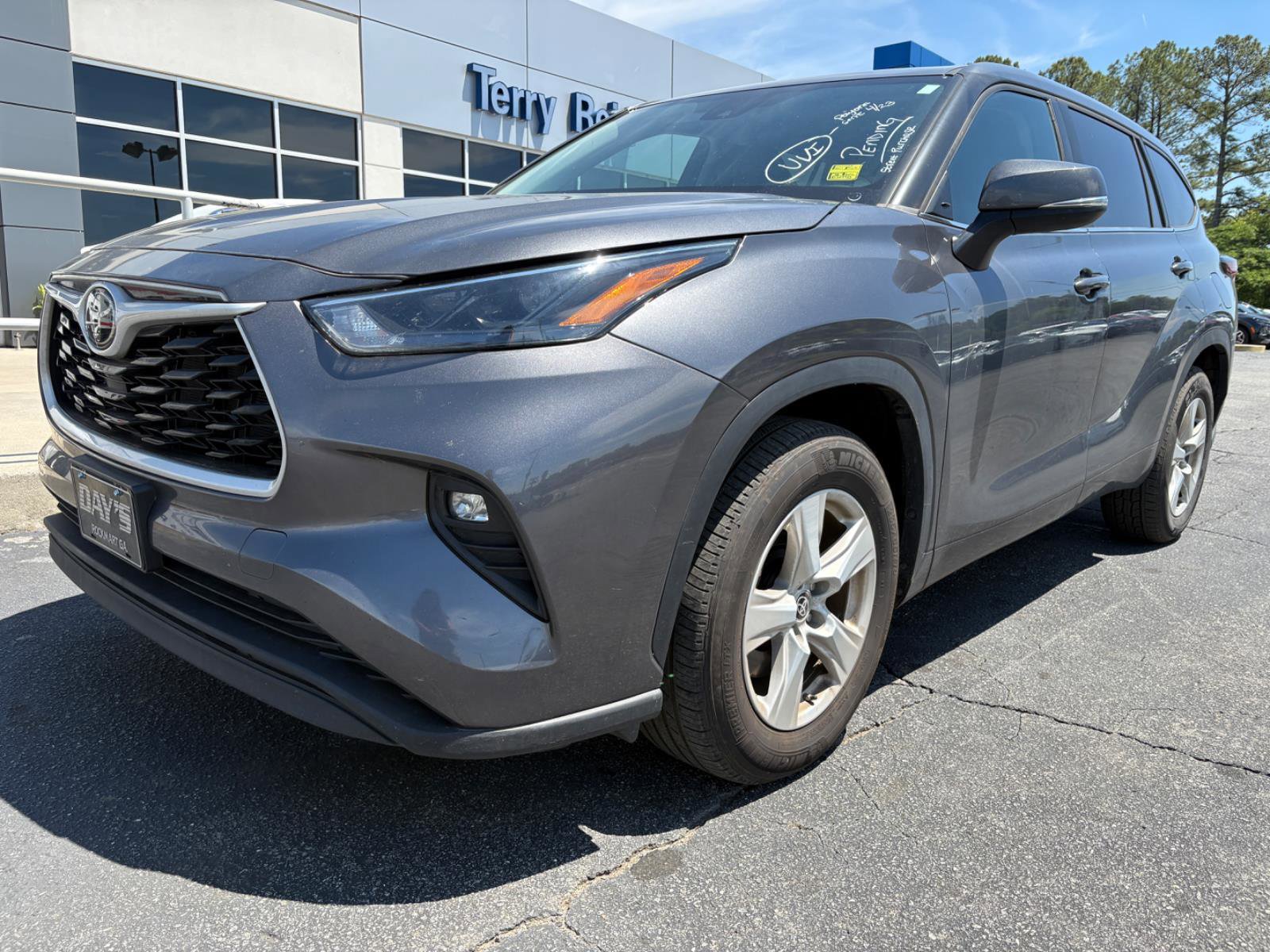 Used 2024 Toyota Highlander LE FWD image 3