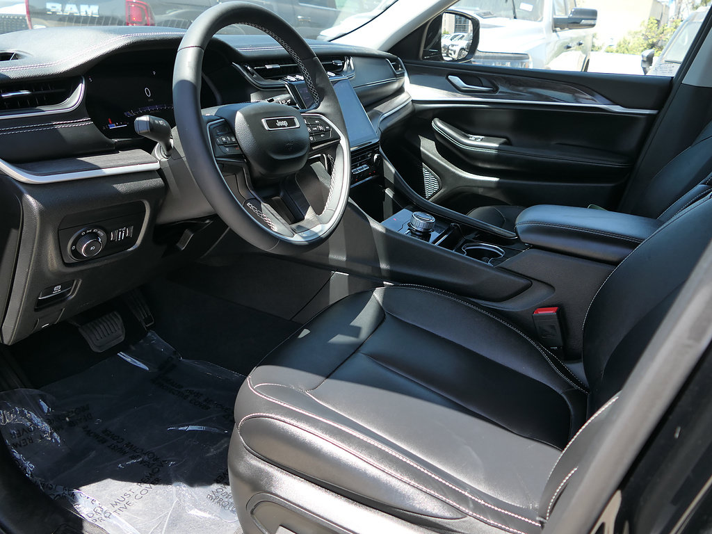 Used 2023 Jeep Grand Cherokee Limited AWD/4WD image 10