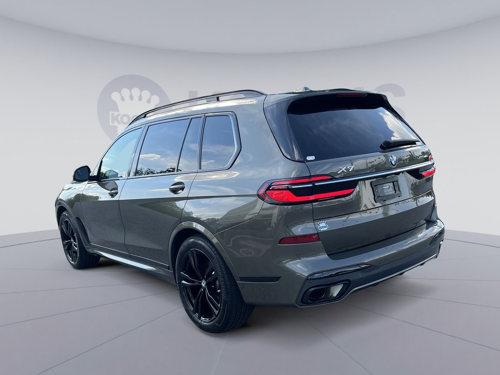 Used 2023 BMW X7 xDrive40i w/ M Sport Package AWD/4WD image 4