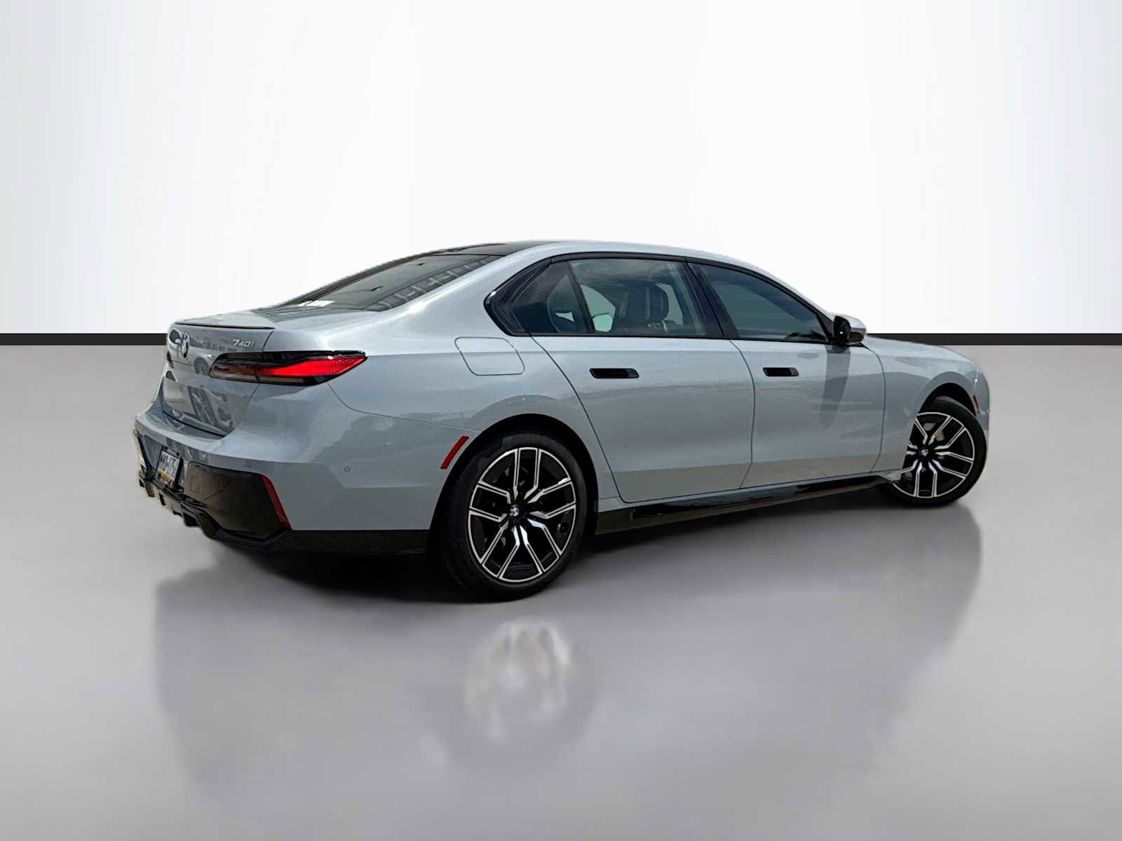 Used 2025 BMW 740i xDrive w/ Premium Package AWD/4WD image 3