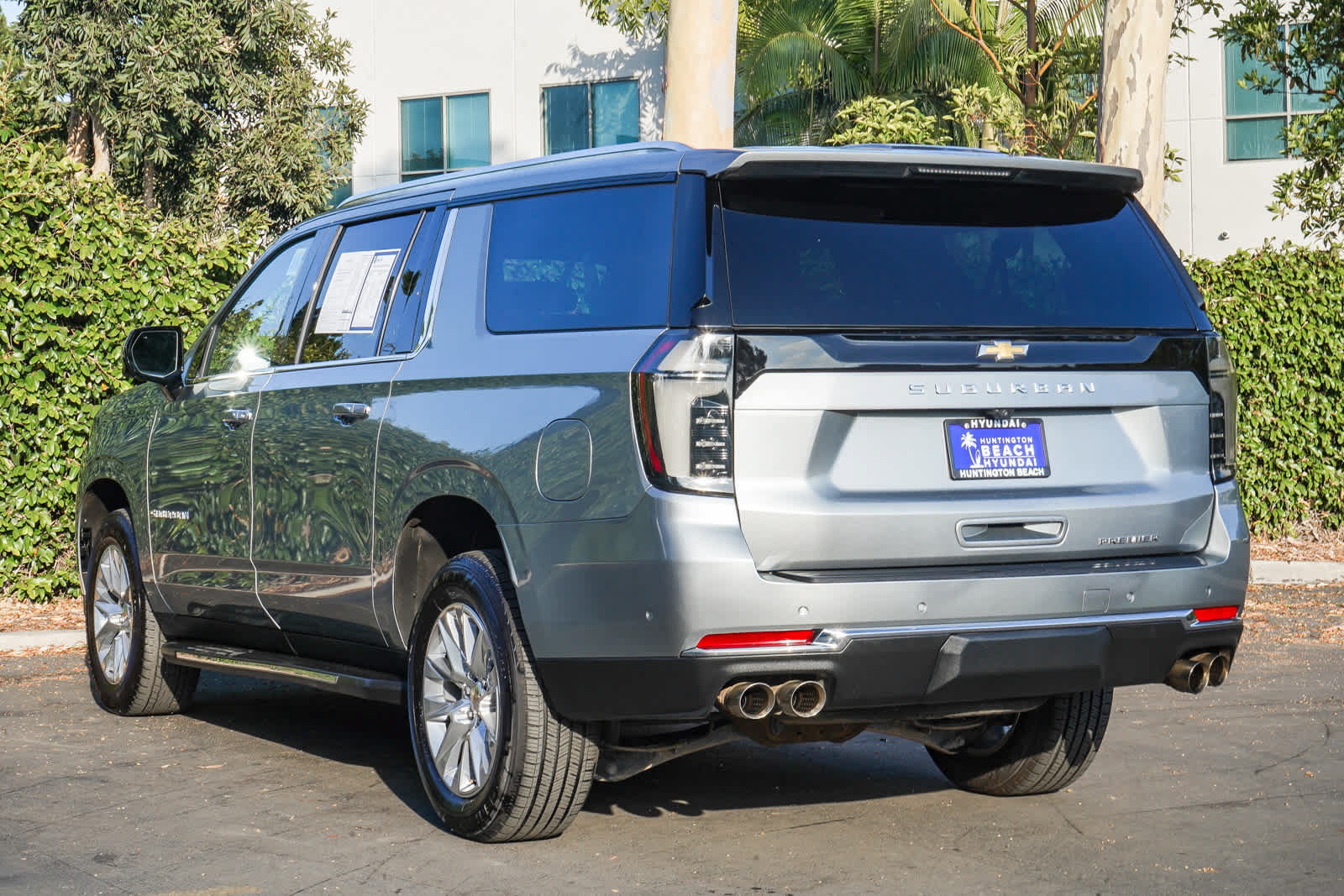 Used 2025 Chevrolet Suburban Premier AWD/4WD image 4