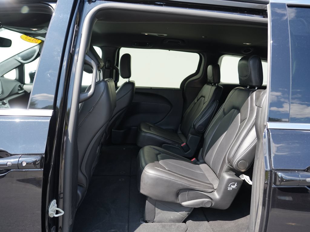 Used 2025 Chrysler Pacifica Select FWD image 18