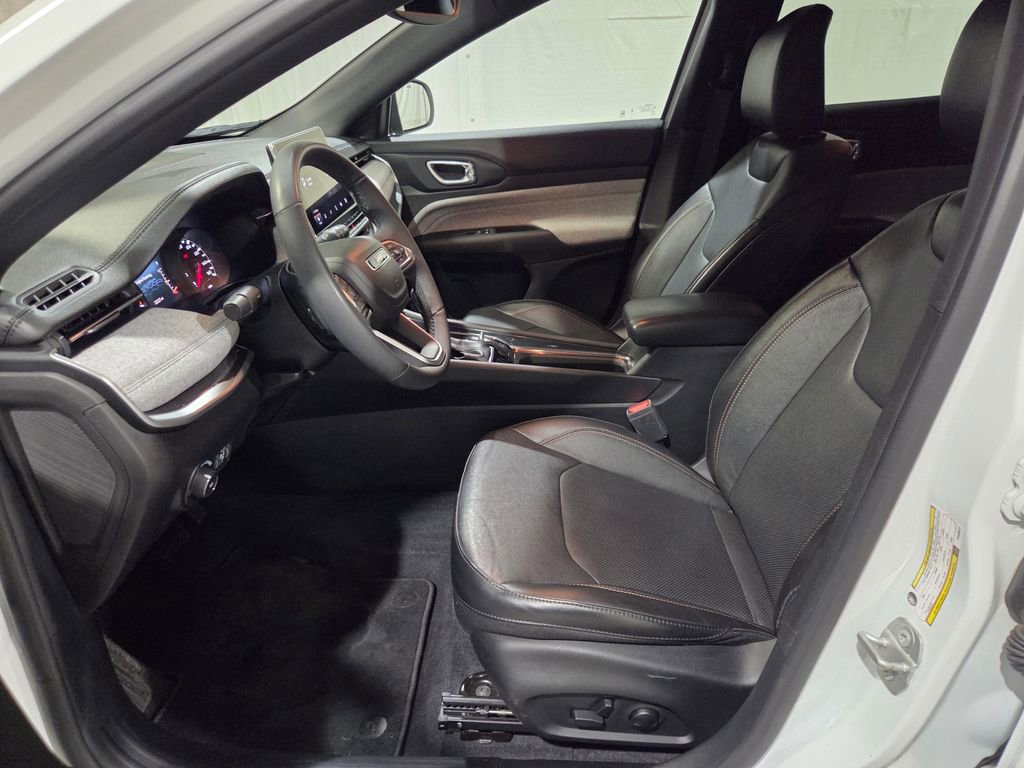 Used 2023 Jeep Compass Latitude image 11