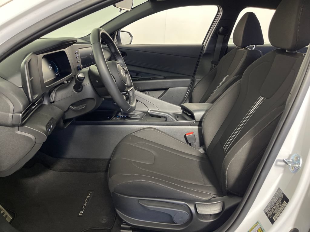 Certified 2025 Hyundai Elantra Sport FWD image 12