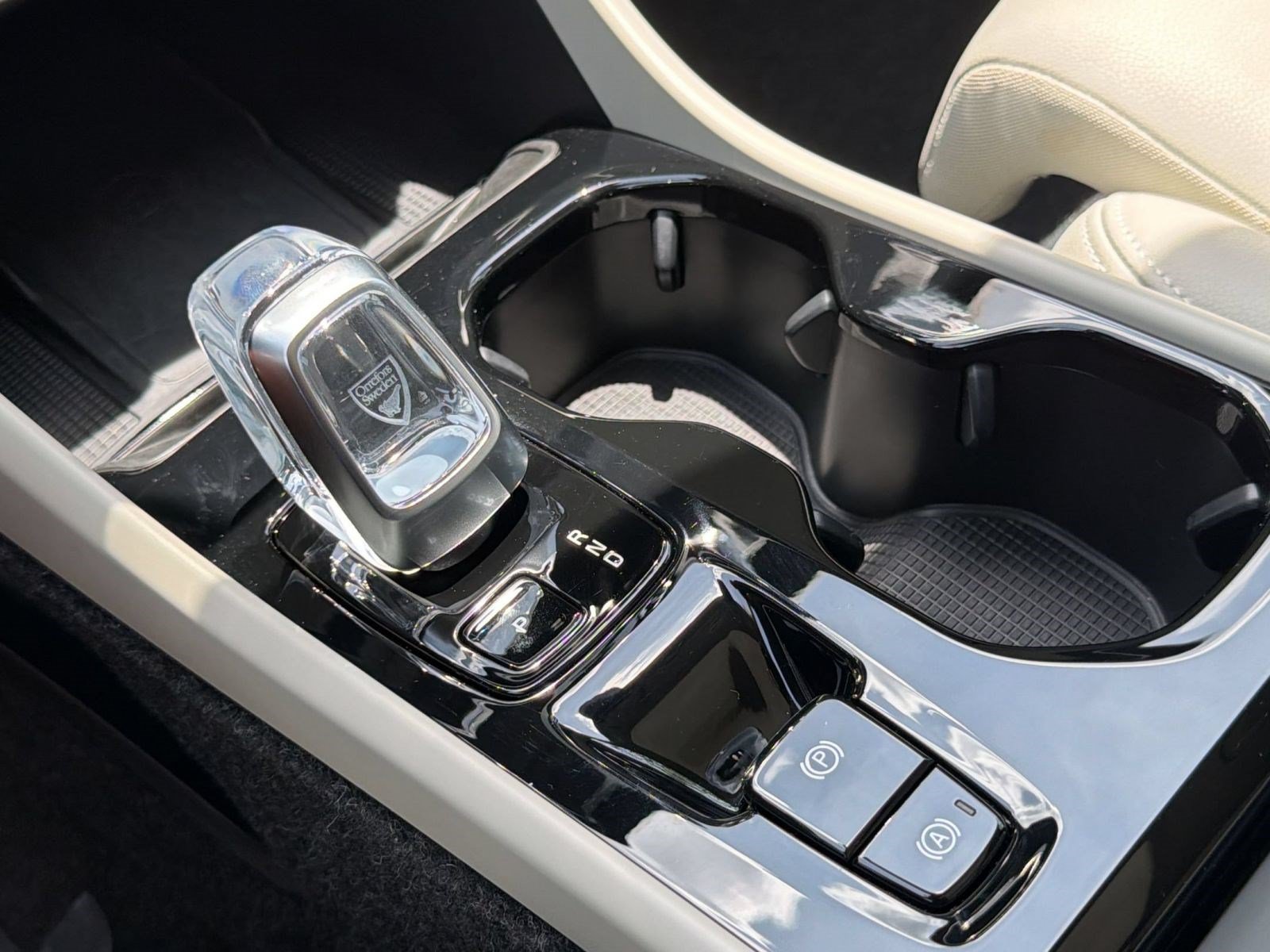 Certified 2026 Volvo XC40 B5 Plus AWD/4WD image 25