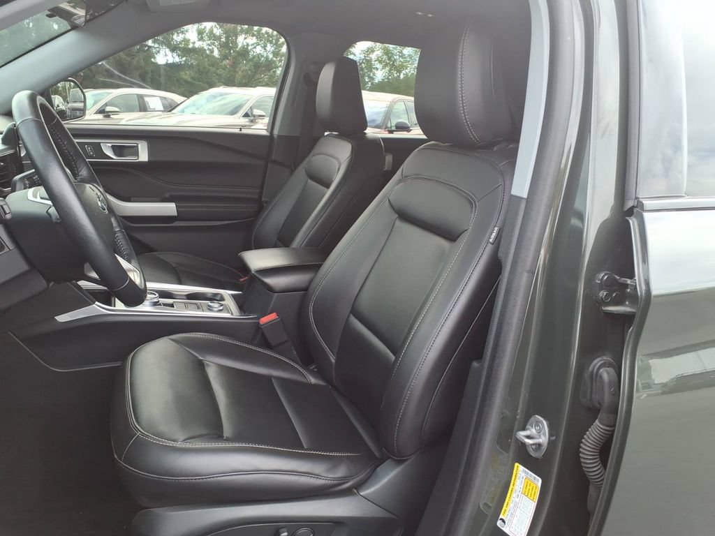 Used 2022 Ford Explorer XLT w/ Equipment Group 202A AWD/4WD image 16