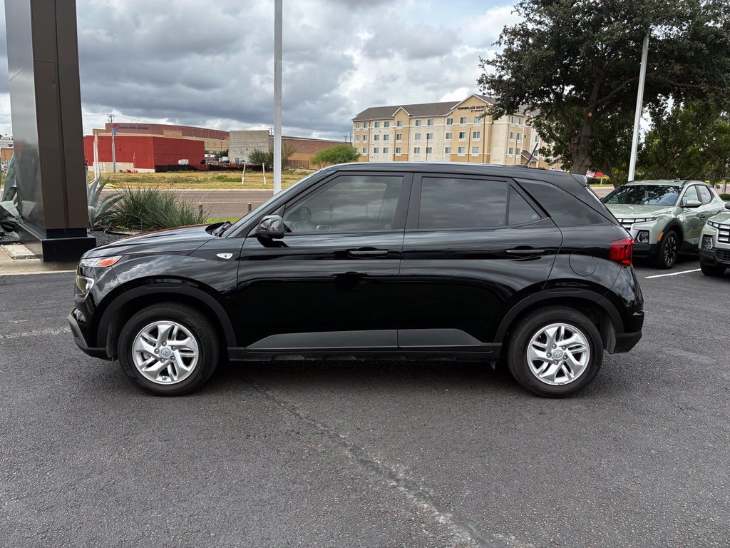 Used 2025 Hyundai Venue SE FWD image 2
