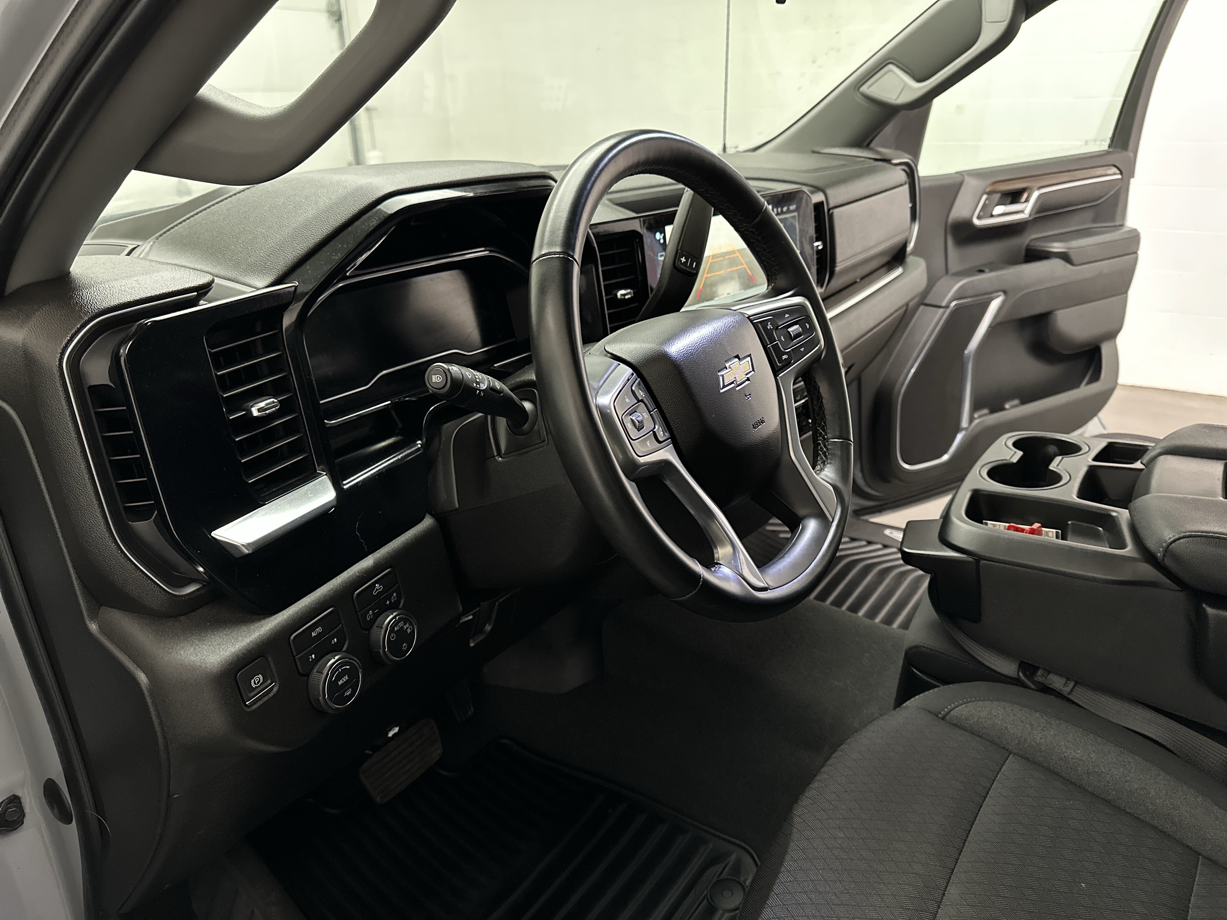 Used 2024 Chevrolet Silverado 1500 LT AWD/4WD image 16