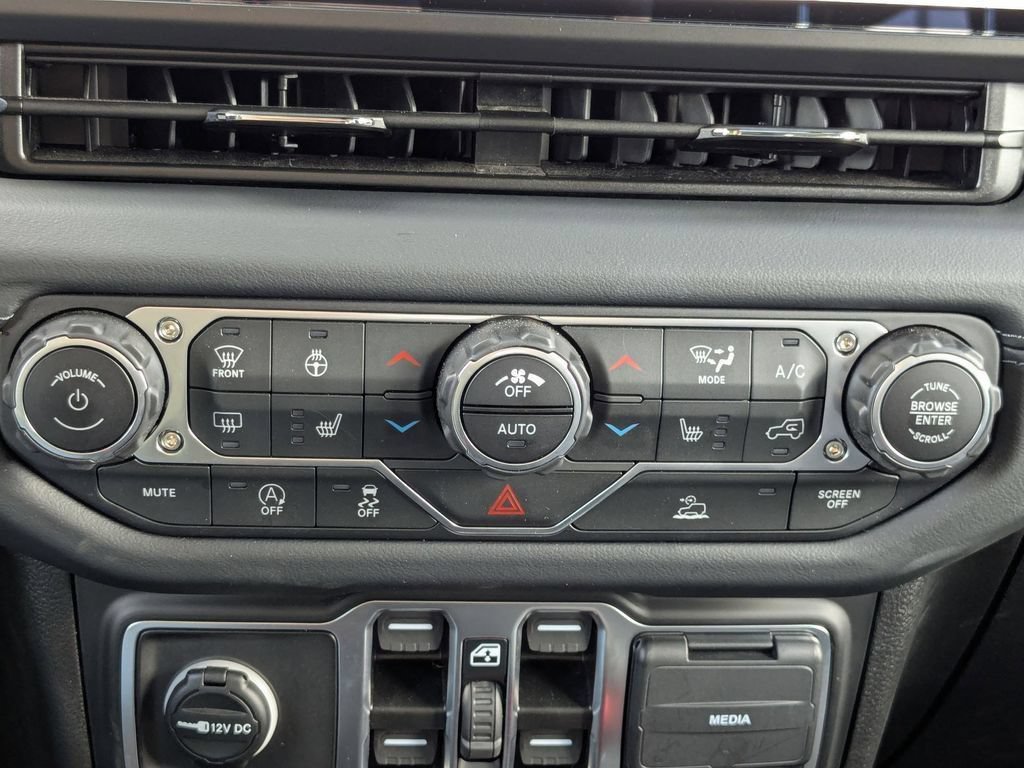 Used 2025 Jeep Wrangler Unlimited Rubicon w/ Convenience Group AWD/4WD image 21