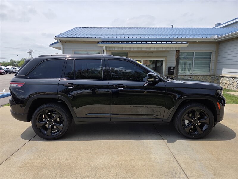 Used 2023 Jeep Grand Cherokee Limited w/ Black Appearance Package AWD/4WD image 2