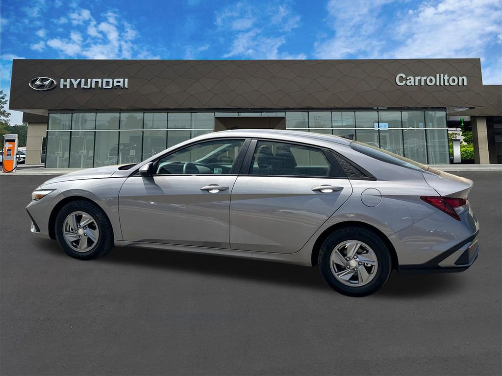 Used 2025 Hyundai Elantra SE image 8