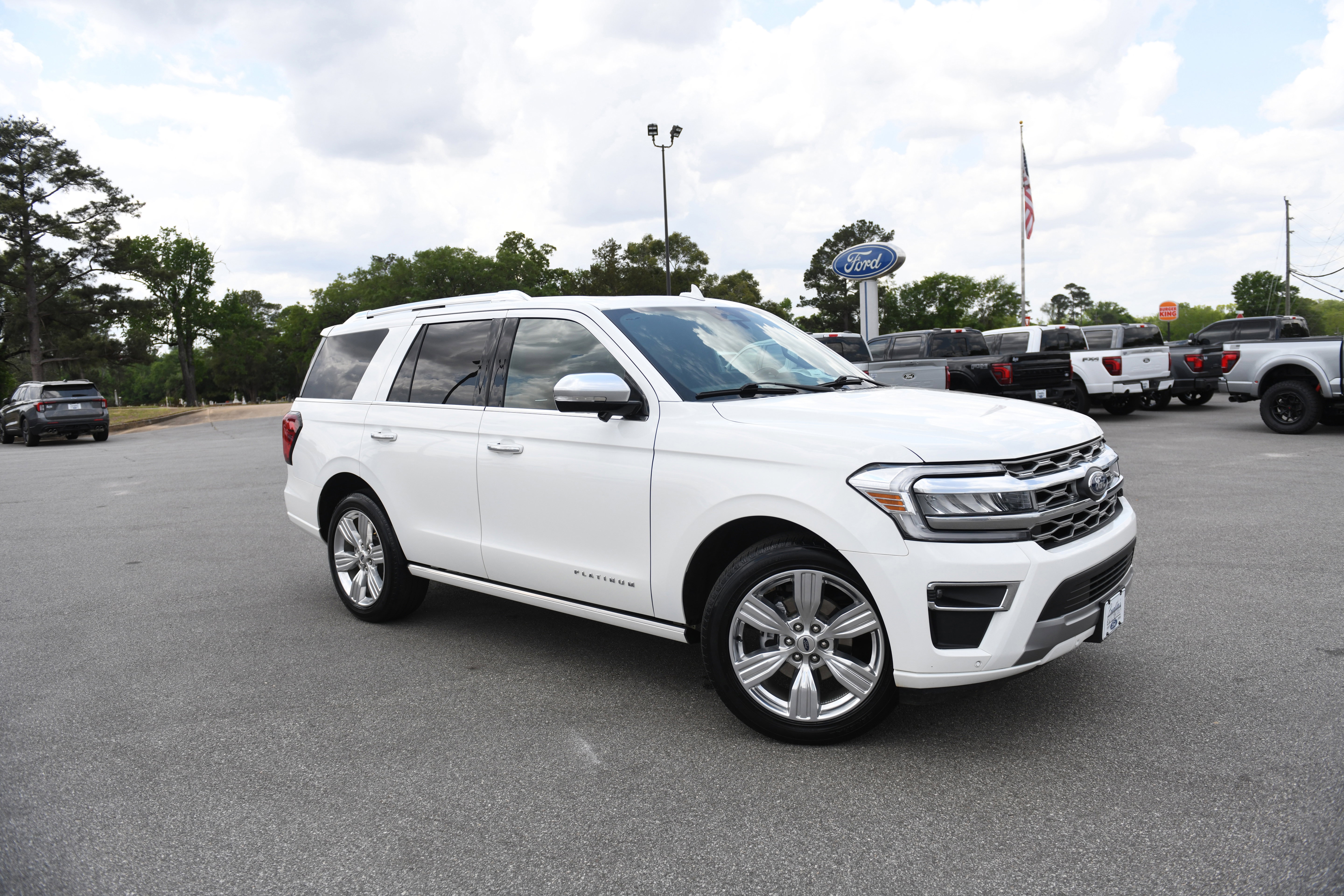 Used 2023 Ford Expedition Platinum RWD image 2