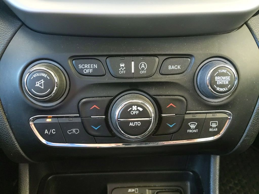 Used 2018 Jeep Cherokee Latitude Plus w/ Comfort/Convenience Group AWD/4WD image 22