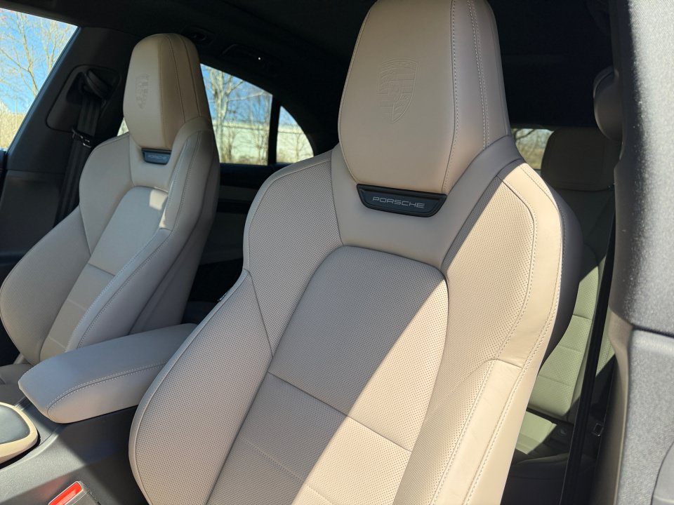 Certified 2025 Porsche Macan Electric image 12