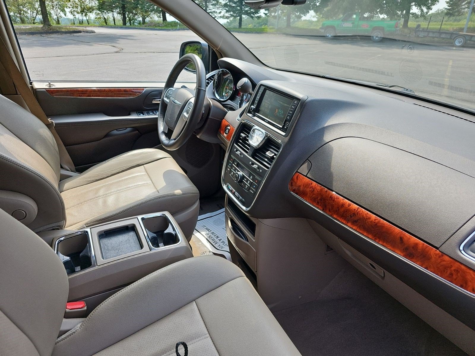 Used 2016 Chrysler Town & Country Touring-L w/ Driver Convenience Group FWD image 11