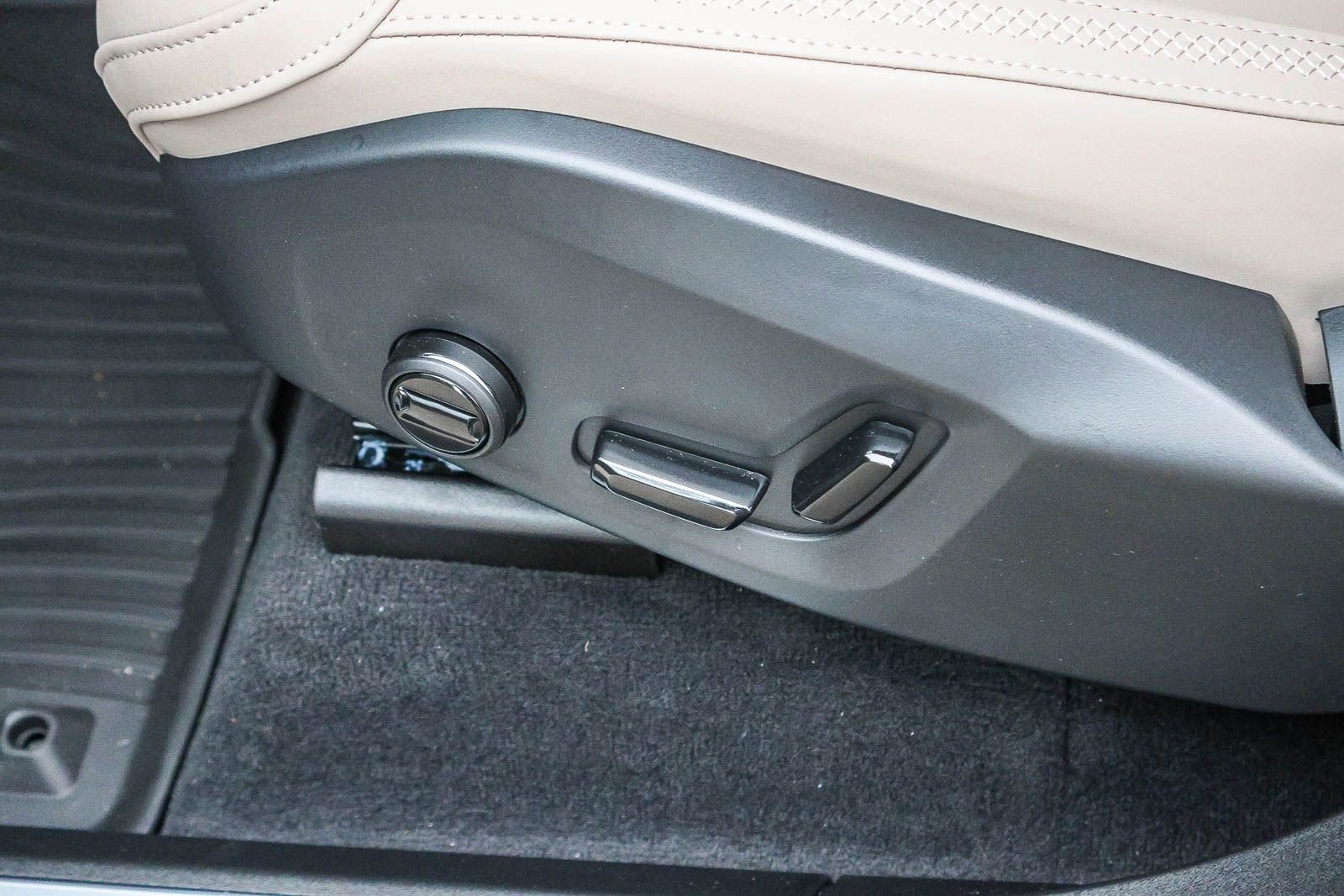 New 2026 Volvo XC90 T8 Plus w/ Protection Package Premier image 31