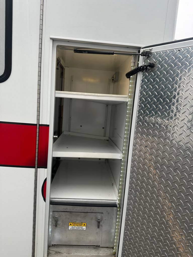 Used 2011 Chevrolet Express 4500 w/ Ambulance Package RWD image 40