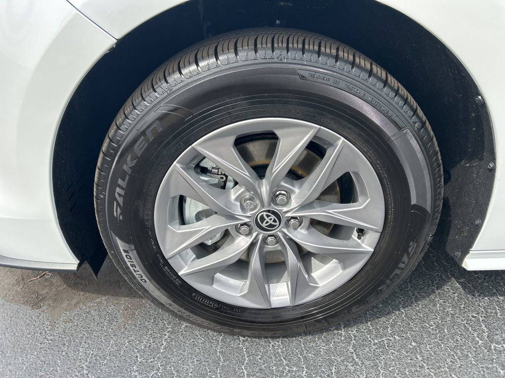 Used 2025 Toyota Sienna XLE image 24