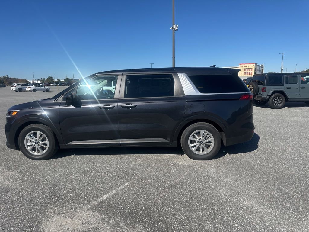Used 2024 Kia Carnival LX image 9