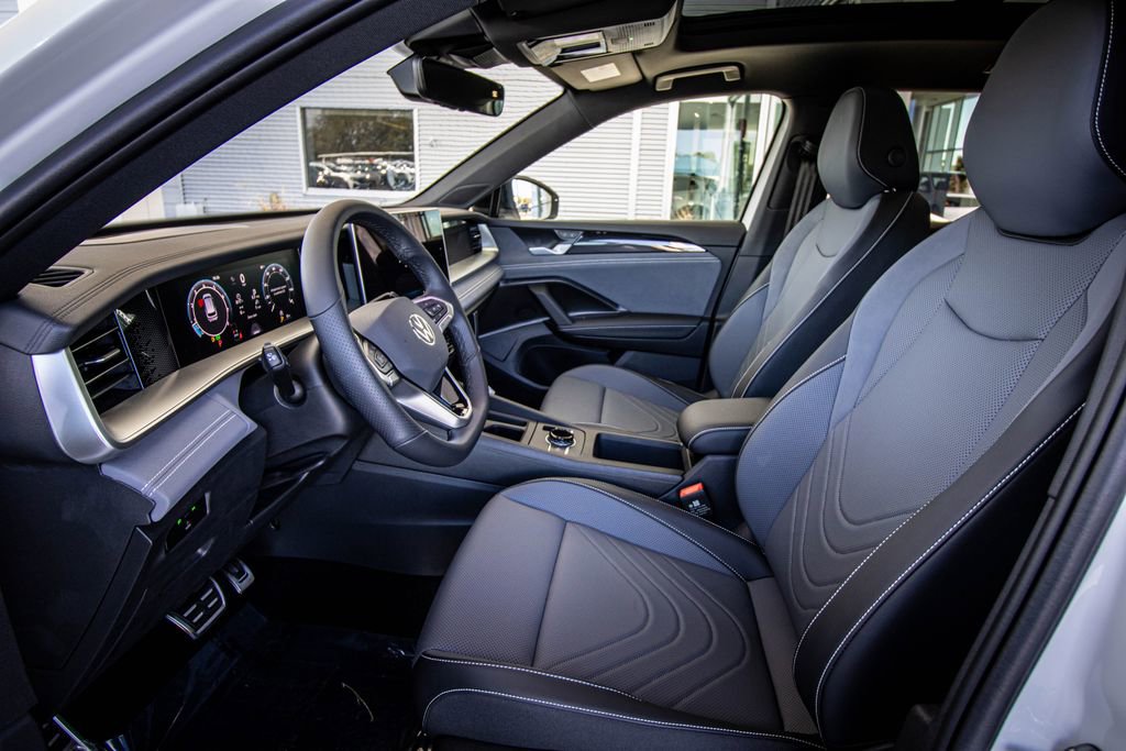 New 2026 Volkswagen Tiguan SE R-Line FWD image 28